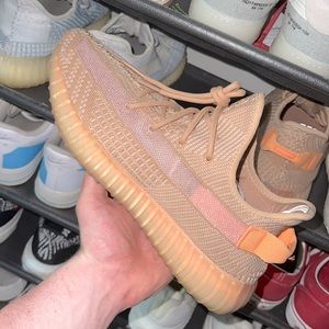 adidas Yeezy Boost 350 V2
Clay